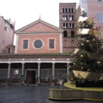 San Lorenzo in Lucina häromdagen. Julgranen formgiven av Louis Vuitton.